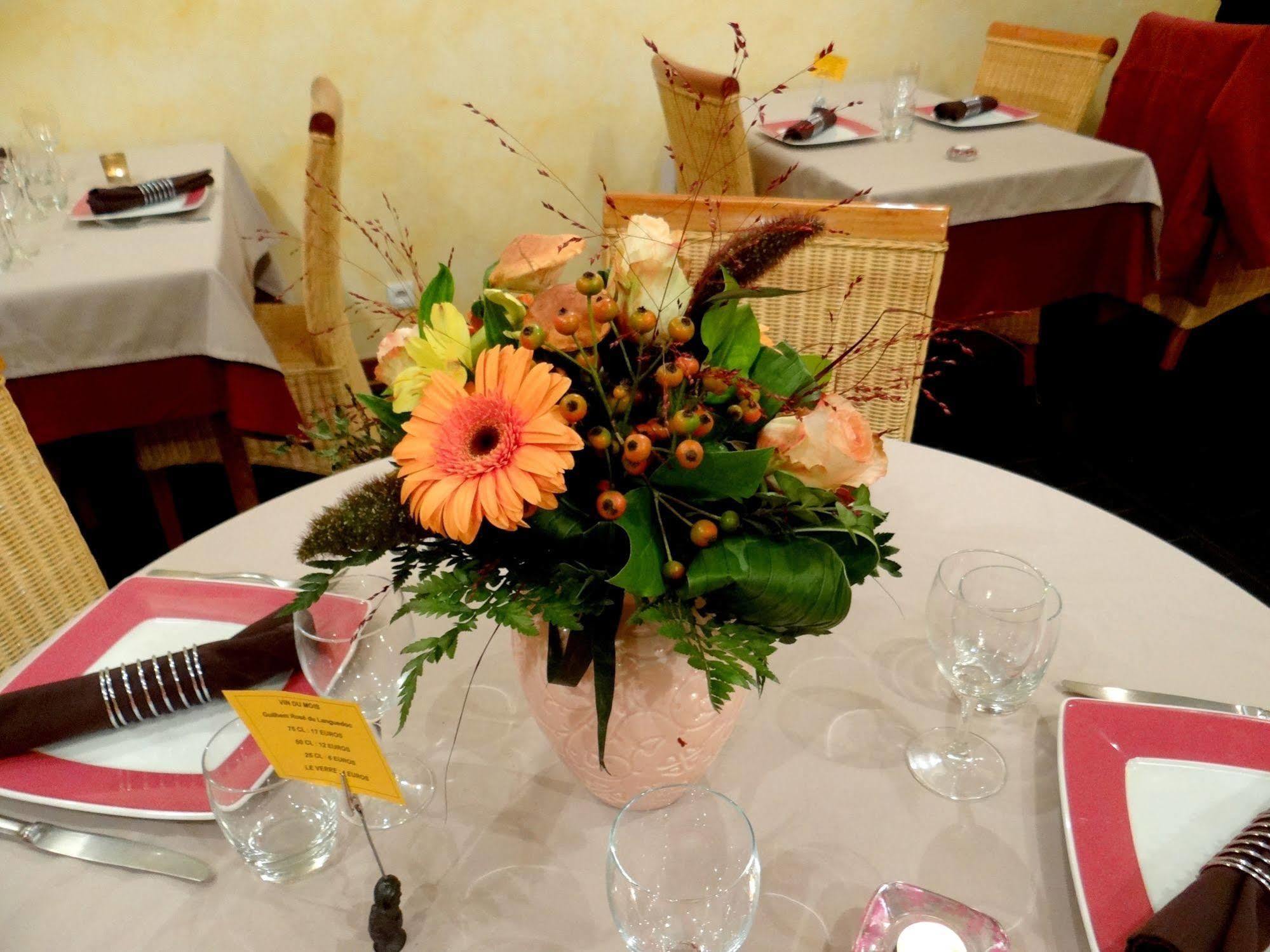 Logis-Hotel Restaurant Auberge Les Vallees Du Perche Vicheres ภายนอก รูปภาพ
